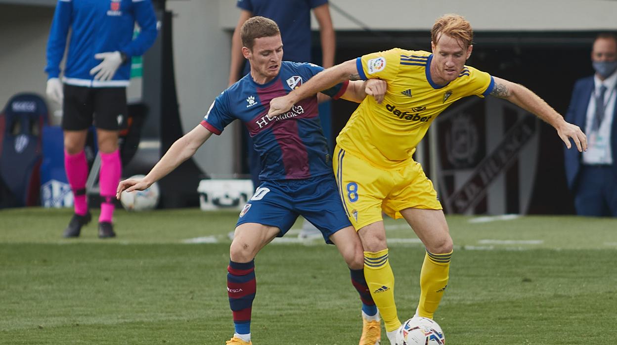 Álex protege el balón en el partido ante el Huesca