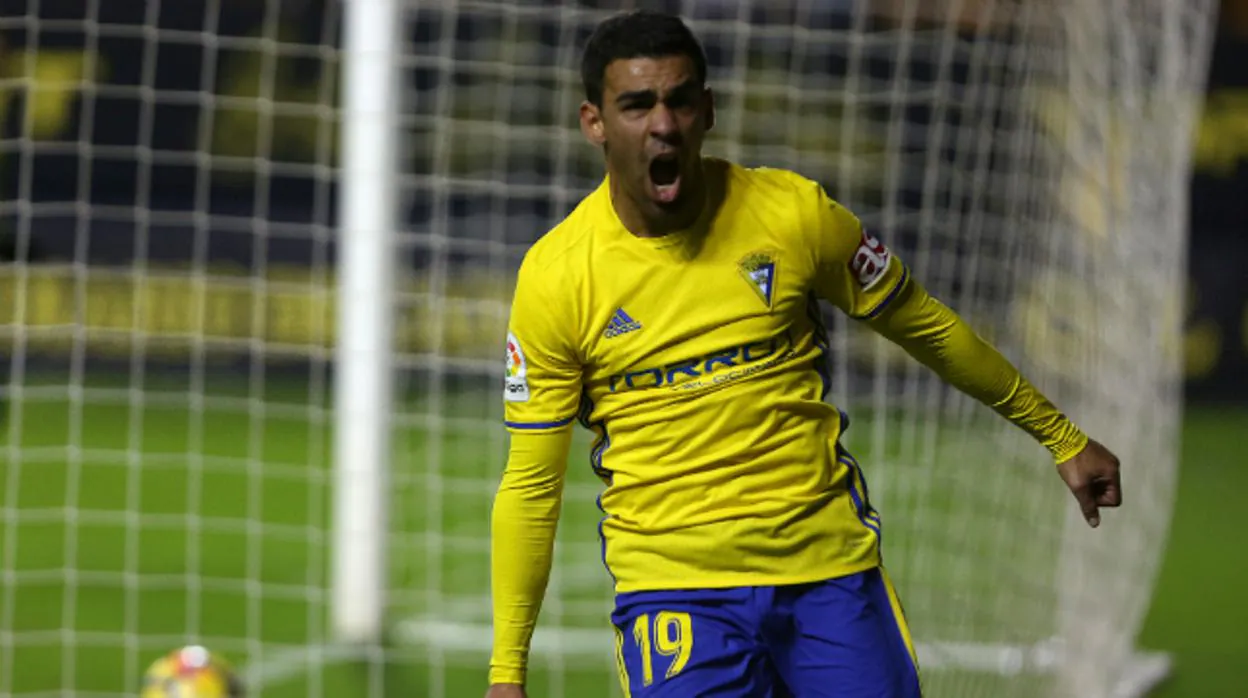 Dani Romera celebra un gol con el Cádiz CF