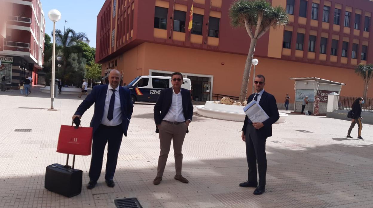 Los abogados Rodríguez Zarza y Guido del Re, junto a Massimo Nannini, accionista del Cádiz CF.