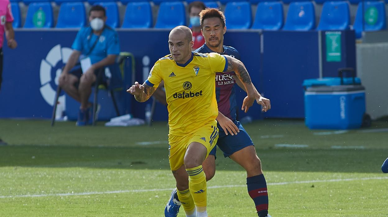 Jorge Pombo junto a Okazaki en el Huesca-Cádiz CF.