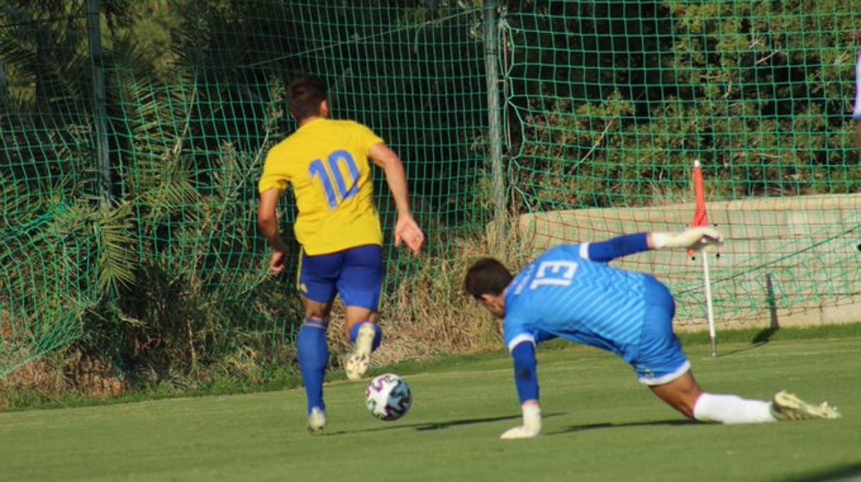 El Cádiz B goleó al Arcos en El Rosal.