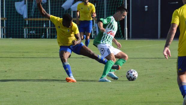 Cádiz B y Atlético Sanluqueño firman las tablas en un duelo sin goles