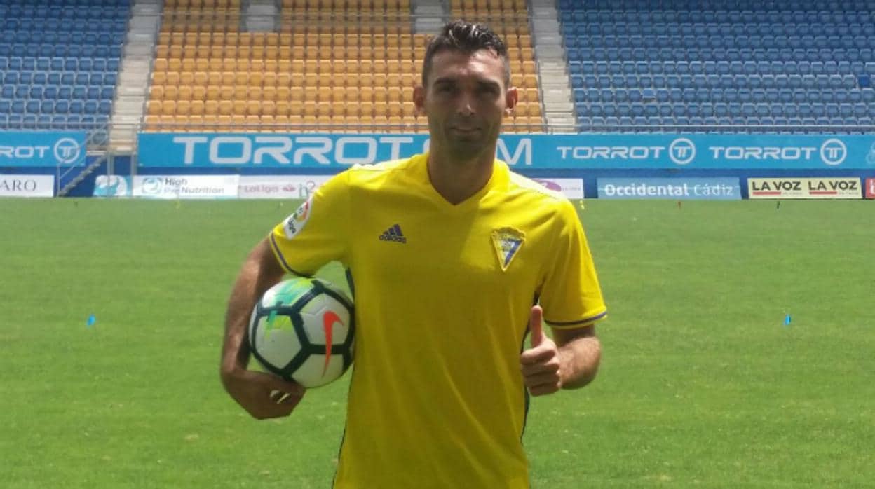 David Barral con la camiseta del Cádiz CF