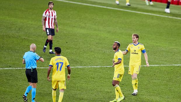 Vídeo: La expulsión de Akapo que dejó al Cádiz CF con diez