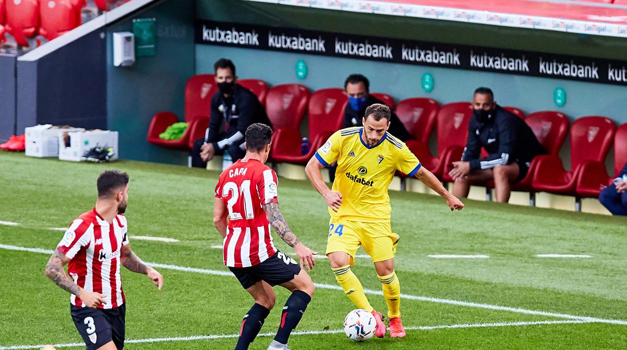 Malbasic encara a un rival en el partido disputado este jueves en San Mamés