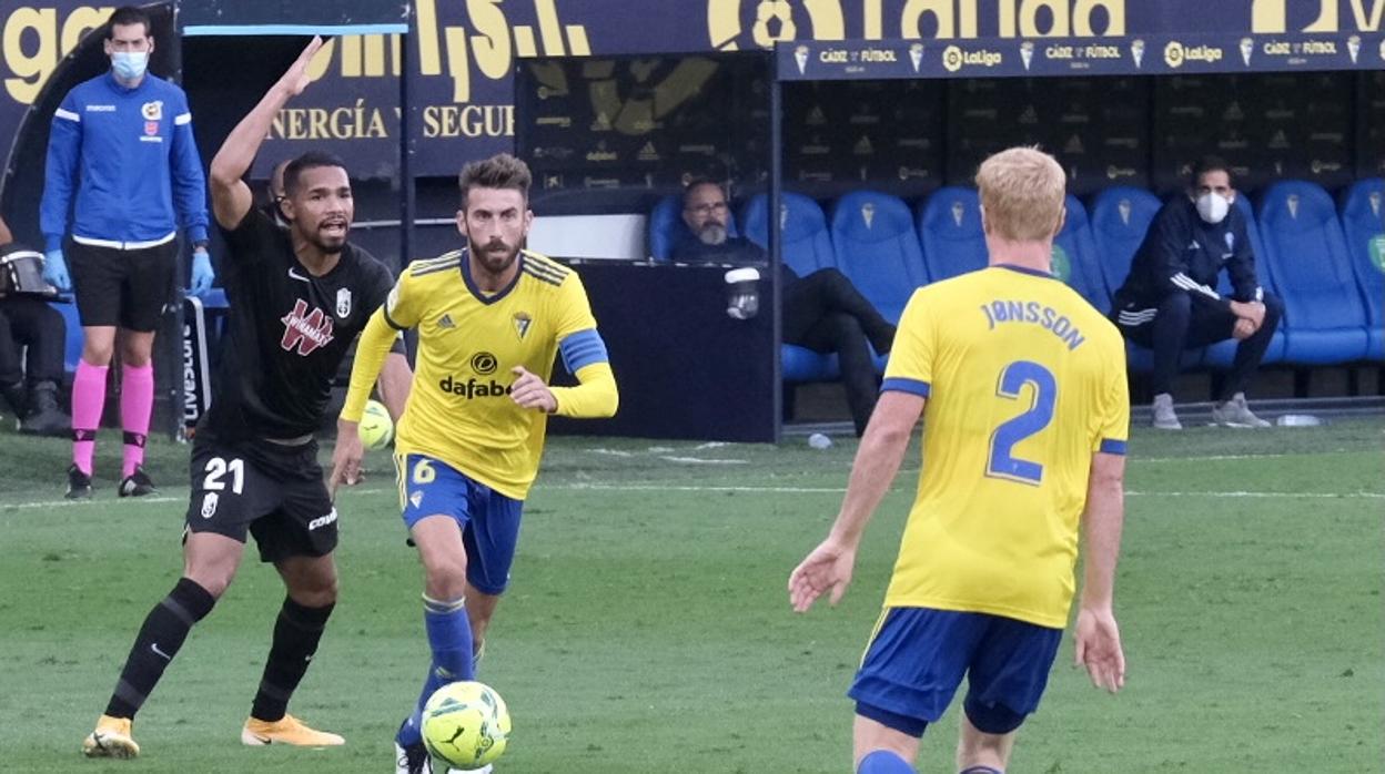 José Mari conduce el balón.