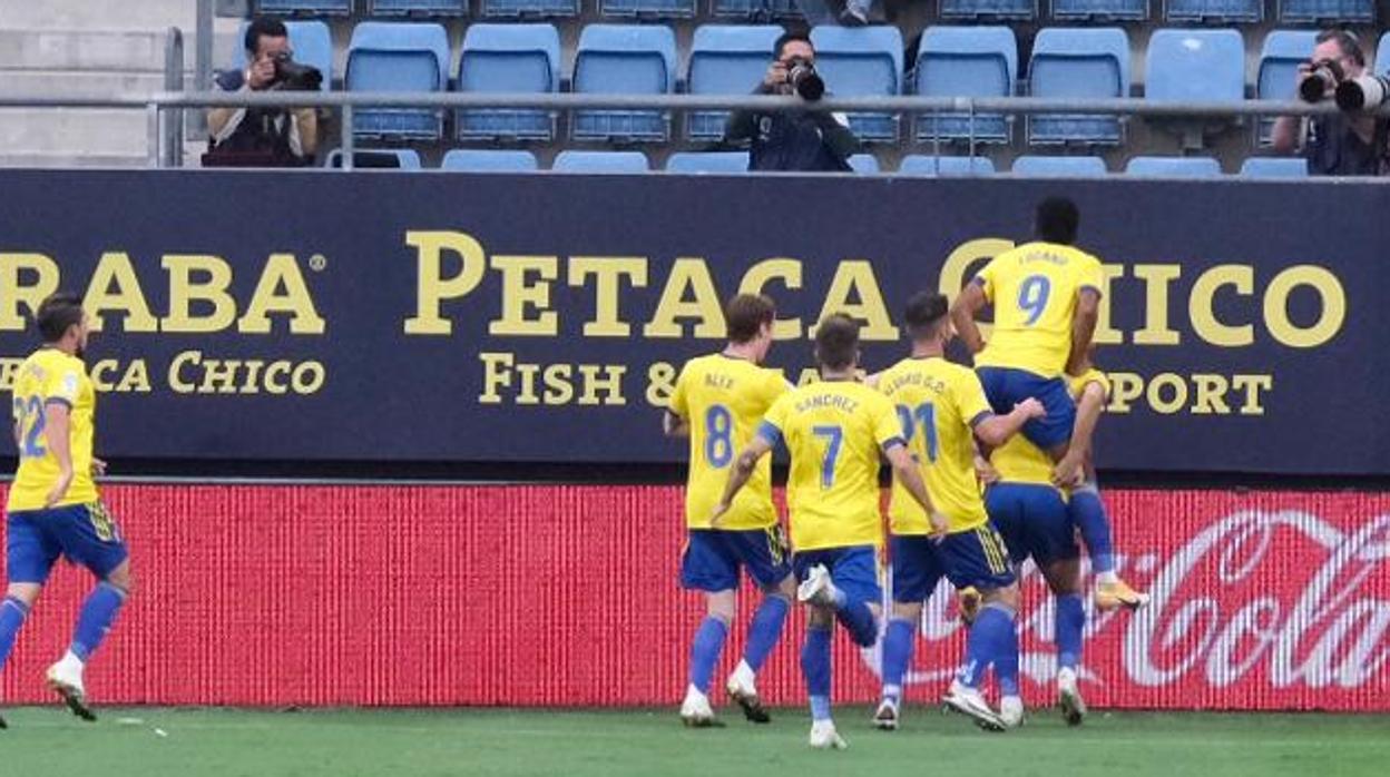 Los jugadores del Cádiz CF celebran el tanto del empate.