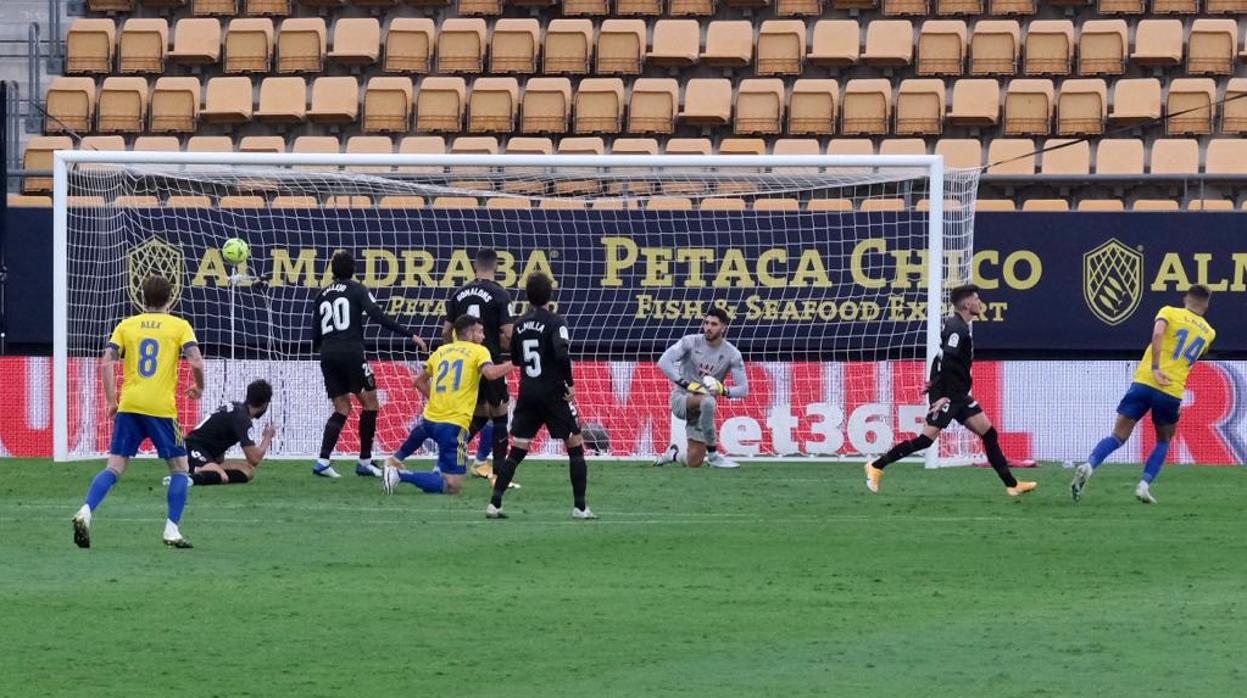 Iván Alejo golpeó con fuerza y puntería al fondo de las mallas de Rui Silva.