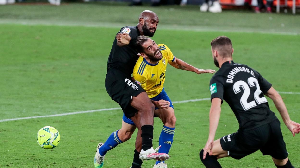 El jugador del Granada arrolla a Perea en el área.