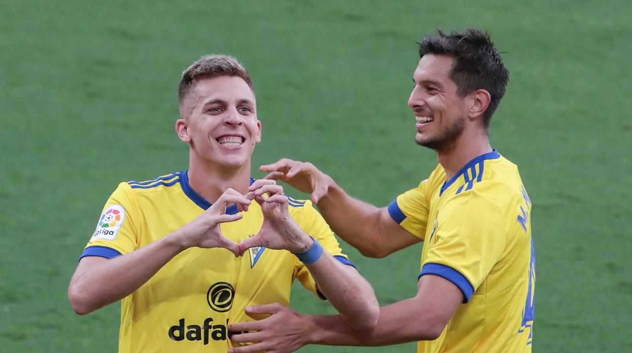 Marcos Mauro celebra con Alejo el gol del empate.