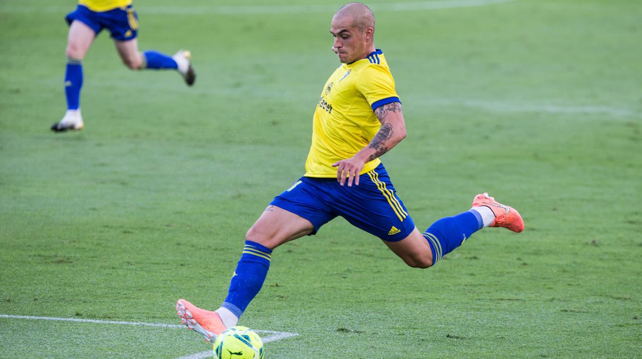 Jorge Pombo en un partido del Cádiz CF