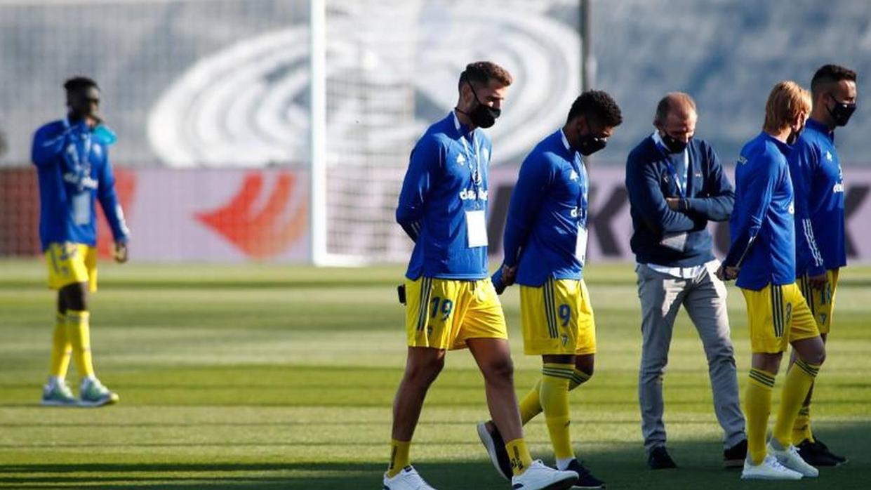 Arias, entre los jugadores, antes del partido.