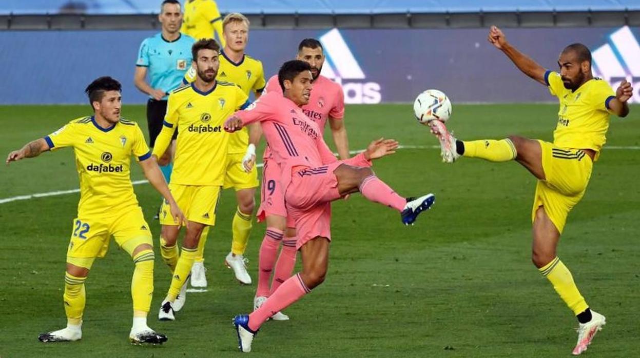 Los jugadores del Cádiz CF celebran el gol en Valdebebas