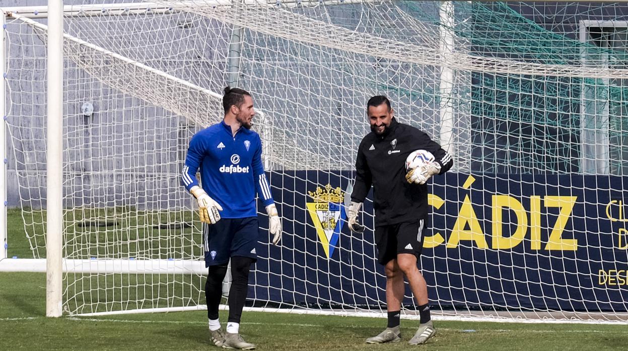 Conan Ledesma es fijo en la portería del Cádiz CF.