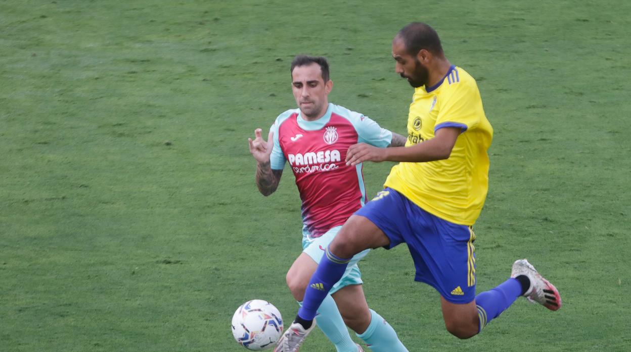 Fali cuajó un gran encuentro. En la imagen con Paco Alcácer