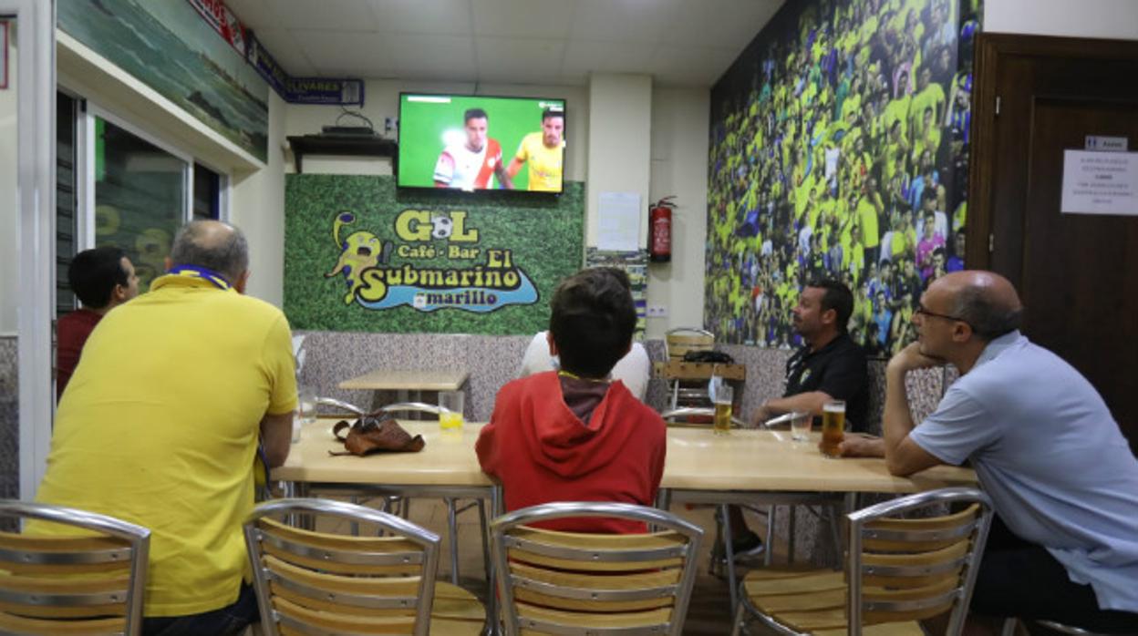 Aficionados del Cádiz CF ven un partido en plena desescalada.