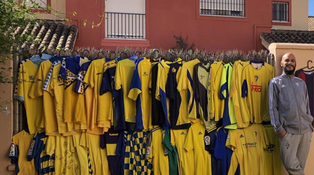 José Carlos posa con sus camisetas del Cádiz y del Eibar