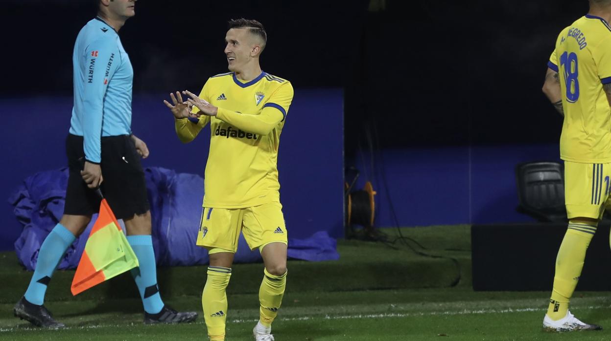 Salvi Sánchez celebra el gol en Ipurua.