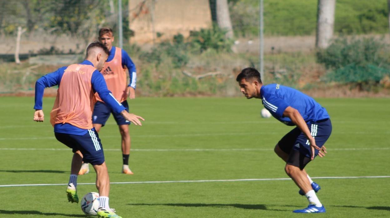 Marcos Mauro defendiendo en un entrenamiento del Cádiz CF