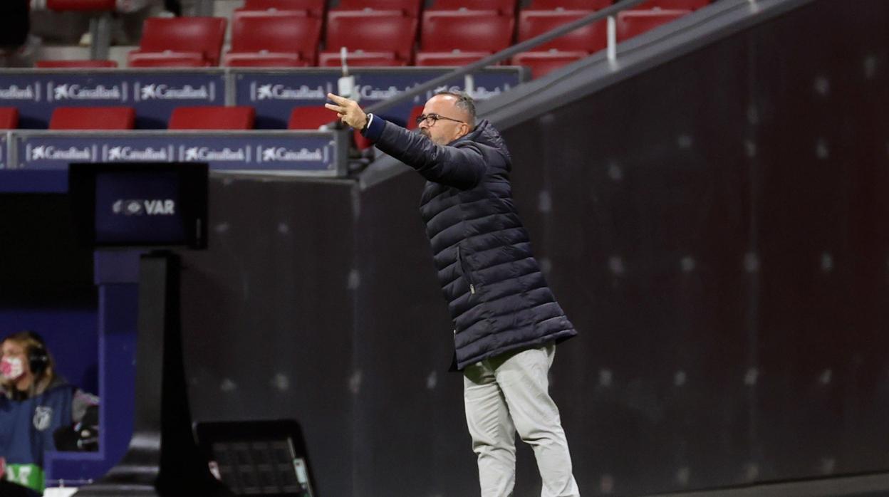 Álvaro Cervera da órdenes desde el banquillo visitante del Wanda.