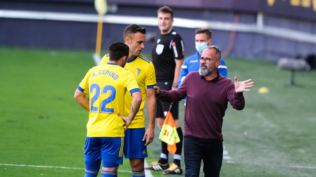 Álvaro Cervera habla con Espino y Cala durante un partido.