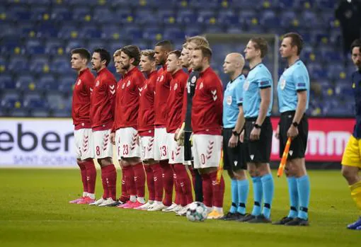La selección danesa con el jugador cadista el tercero por el fondo de la imagen.
