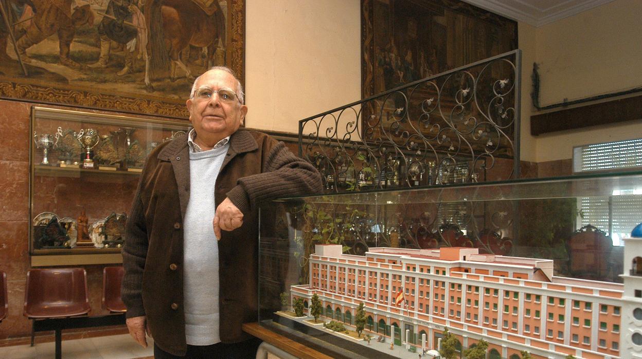 El Padre Luis Castro Arteaga, junto a la maqueta del colegio San Felipe Neri, en una imagen de archivo.