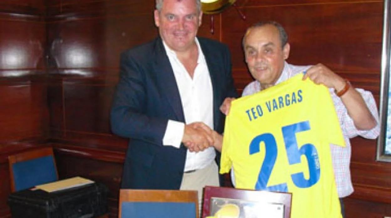 Theo Vargas y Manuel Vizcaíno en el homenaje que recibió el locutor rafiofónico.