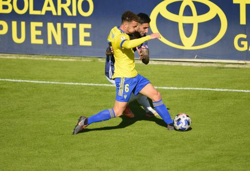 Jordi Tur en un lance del Cádiz B - Marino.