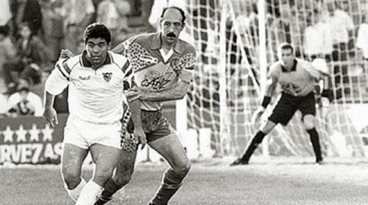 Maradona y Carmelo en 1993 en el partido disputado en Carranza entre Cádiz y Sevilla.