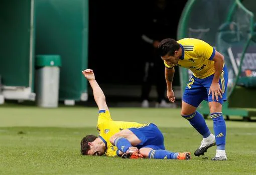 Jairo cae lesionado tras la dura entrada de Gonzalo Verdú.