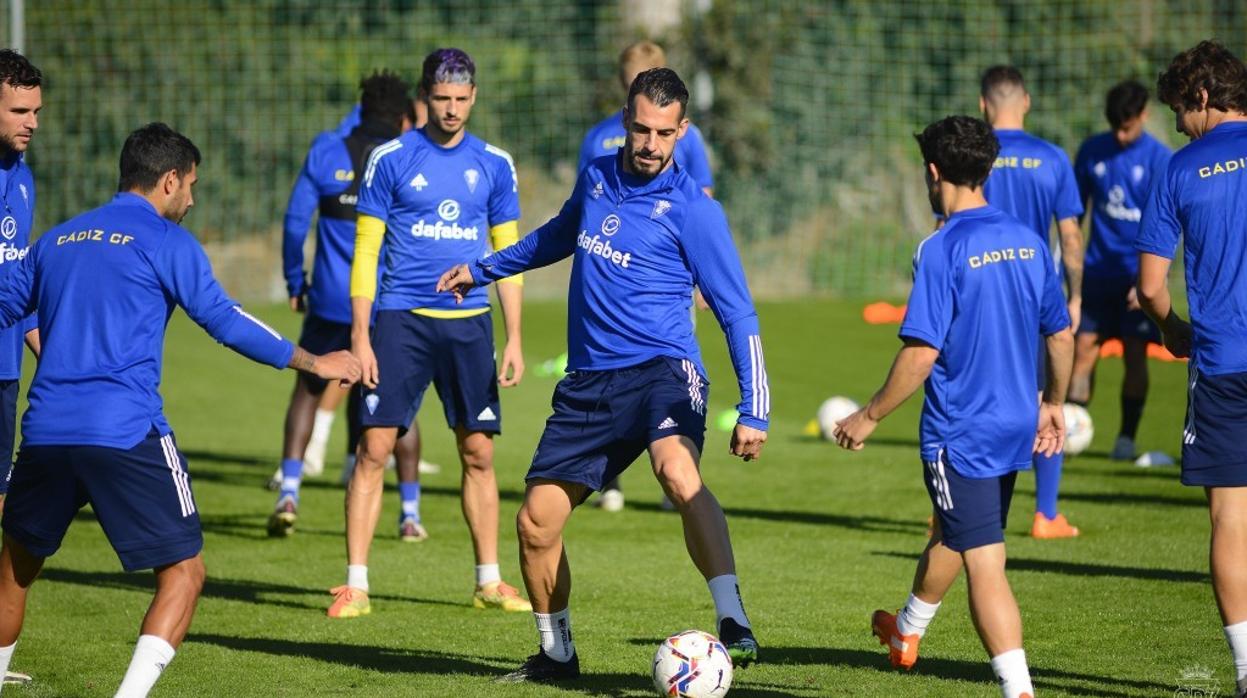 Álvaro Negredo durante el entrenamiento del Cádiz CF