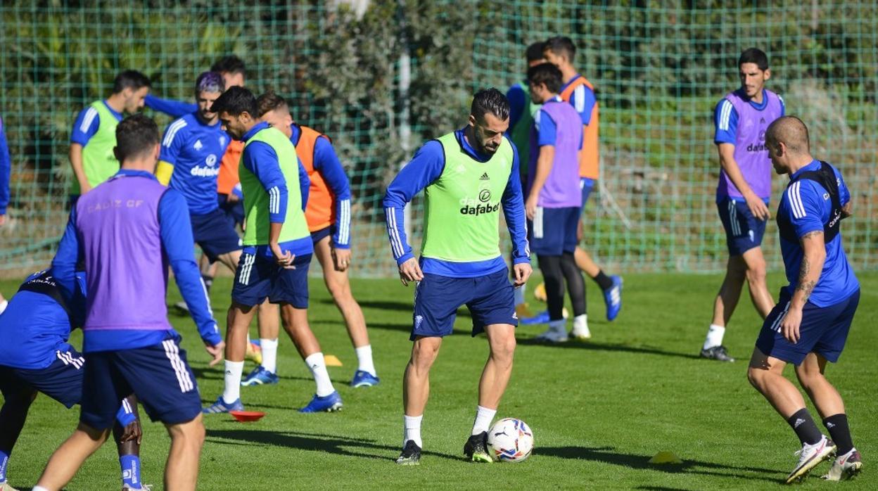 Álvaro Negredo en el entrenamiento de este martes en El Rosal.