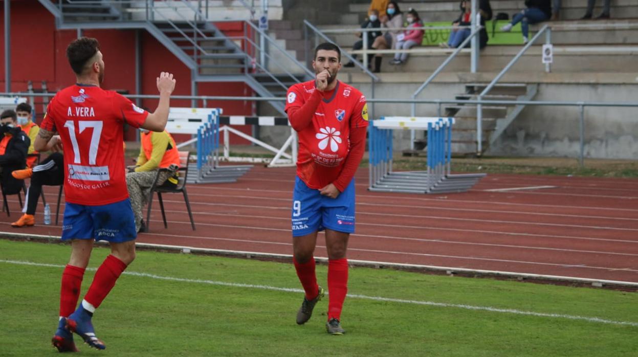 Juanito Bazo celebra su gol ante el Ribadumia.