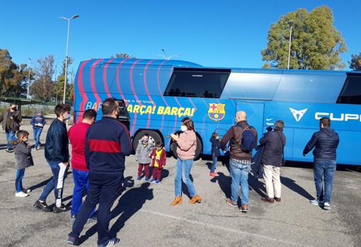 Seguidores culés esperando al Barça en Jerez.