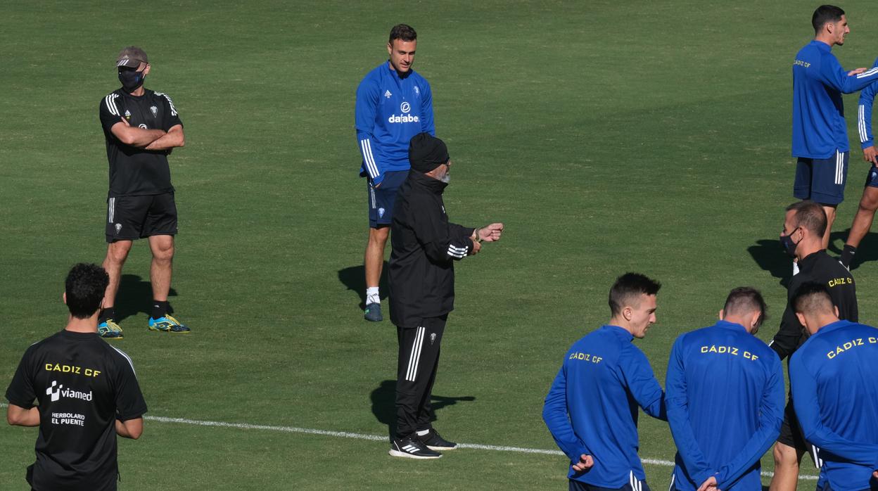 Cervera da explicaciones en un entrenamiento.