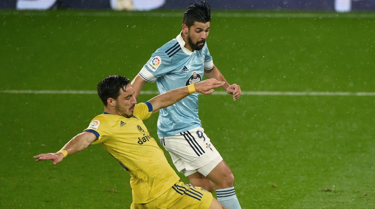 Nolito e Iza pugnan por el balón