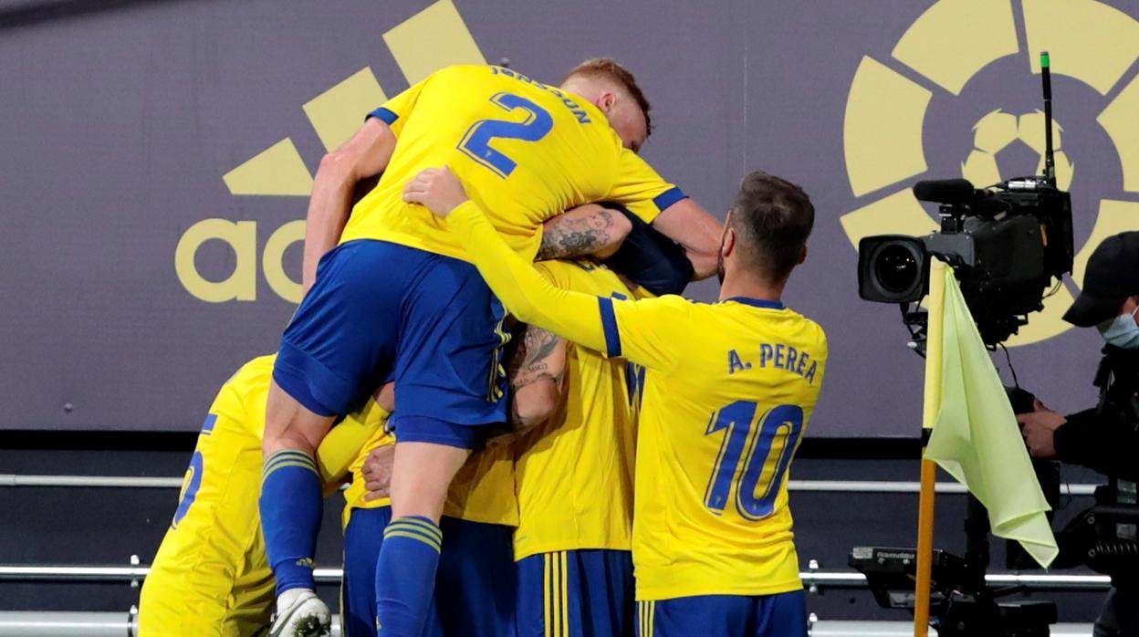 Los jugadores cadistas celebran un gol.