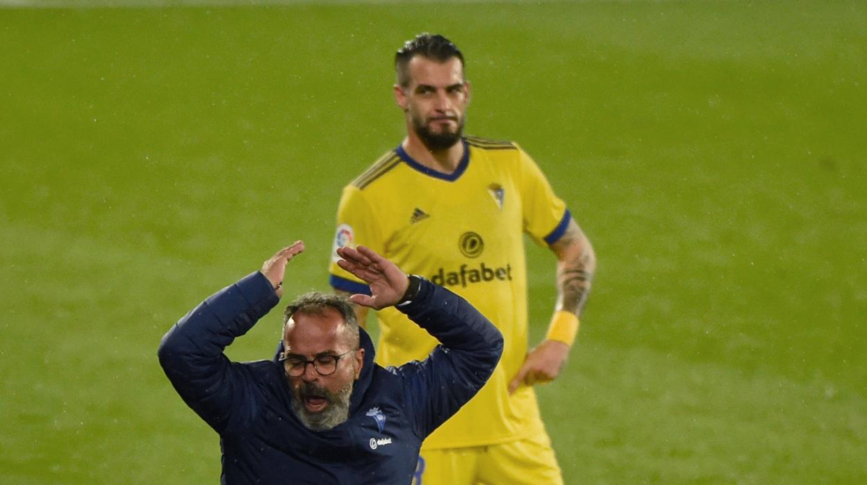 Álvaro Cervera muestra su enfado durante el partido en Balaídos.