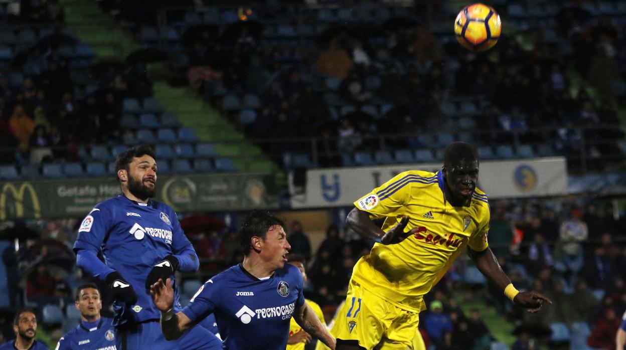 Sankaré, en la imagen, y Aketxe marcaron para el Cádiz en aquel 3-2 para el Getafe de la 16/17.