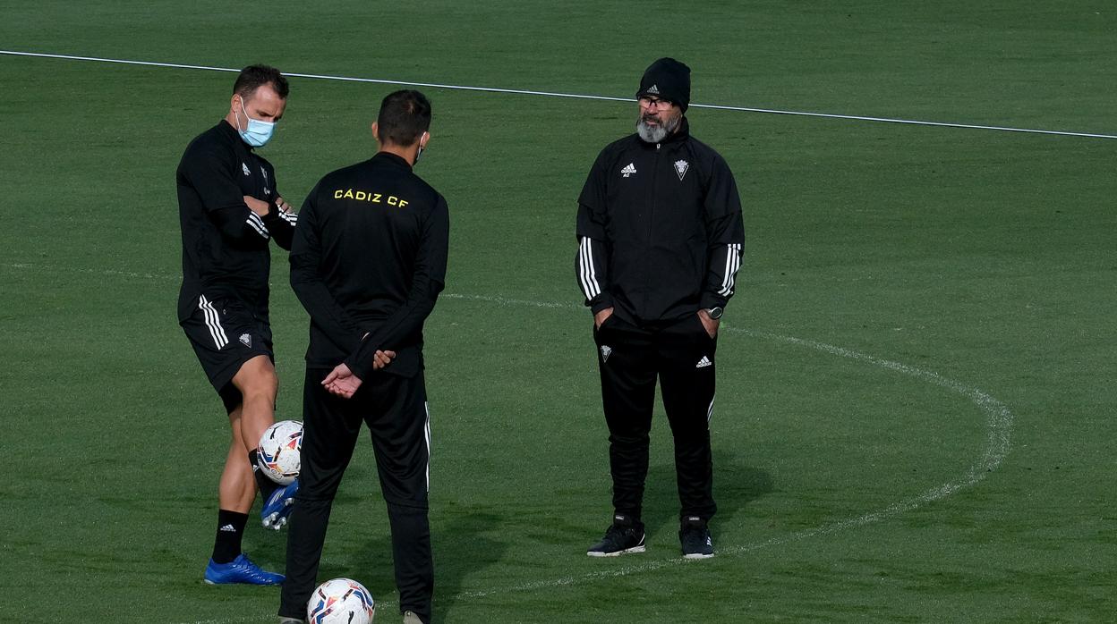 Álvaro Cervera dialoga con sus ayudantes en un entrenamiento.