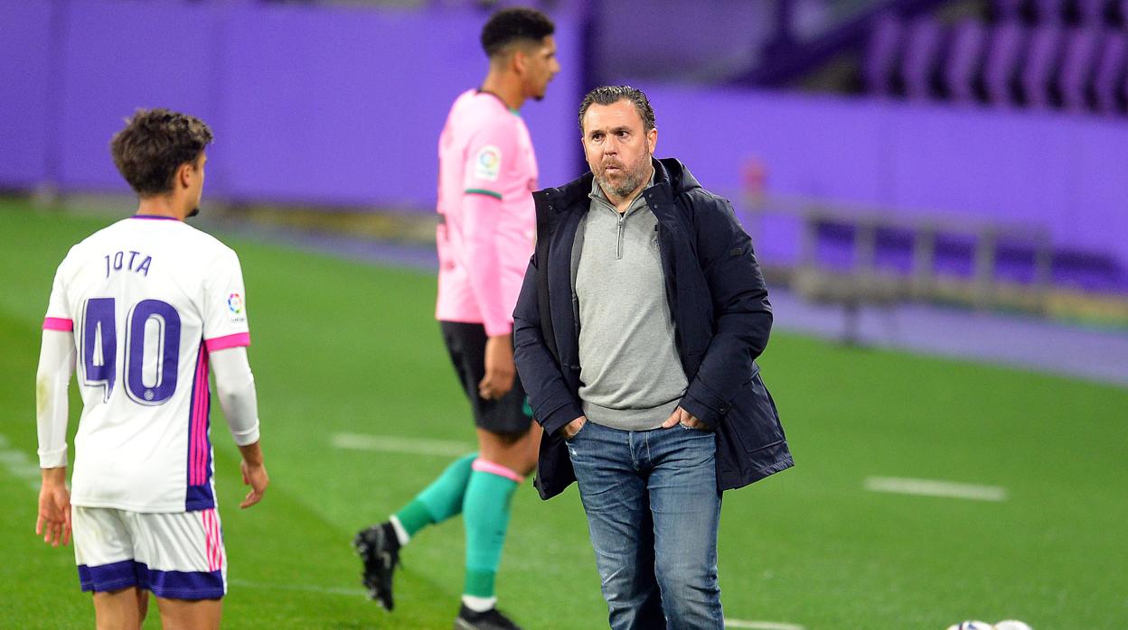 Sergio González, entrenador del Valladolid junto a Jota que sí está disponible ante el Cádiz.