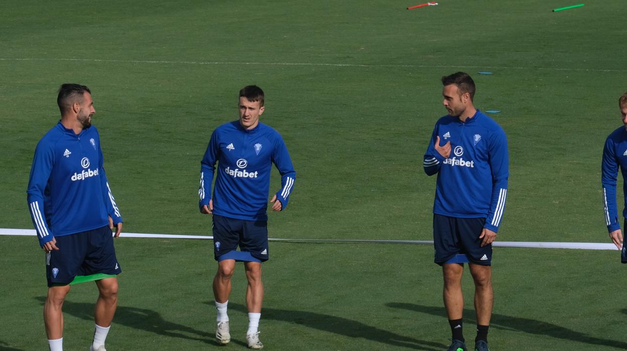 Salvi, junto a Negredo y Cala en un entrenamiento.