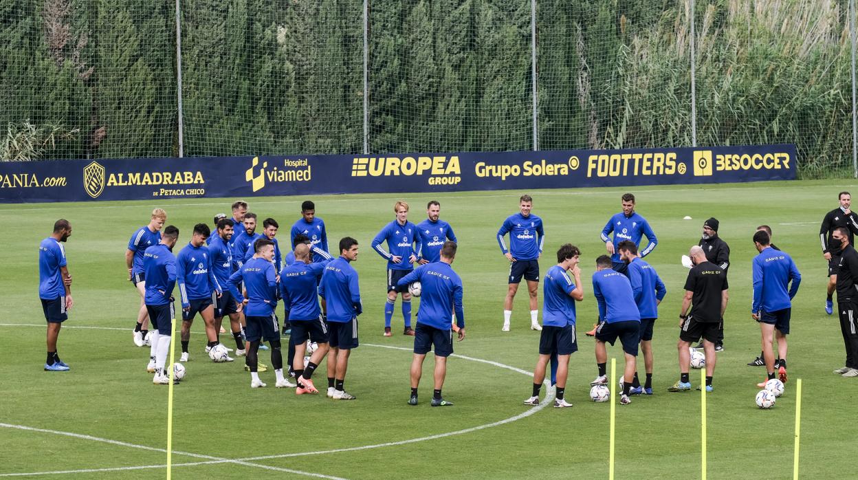 La plantilla cadista durante un entrenamiento en El Rosal.