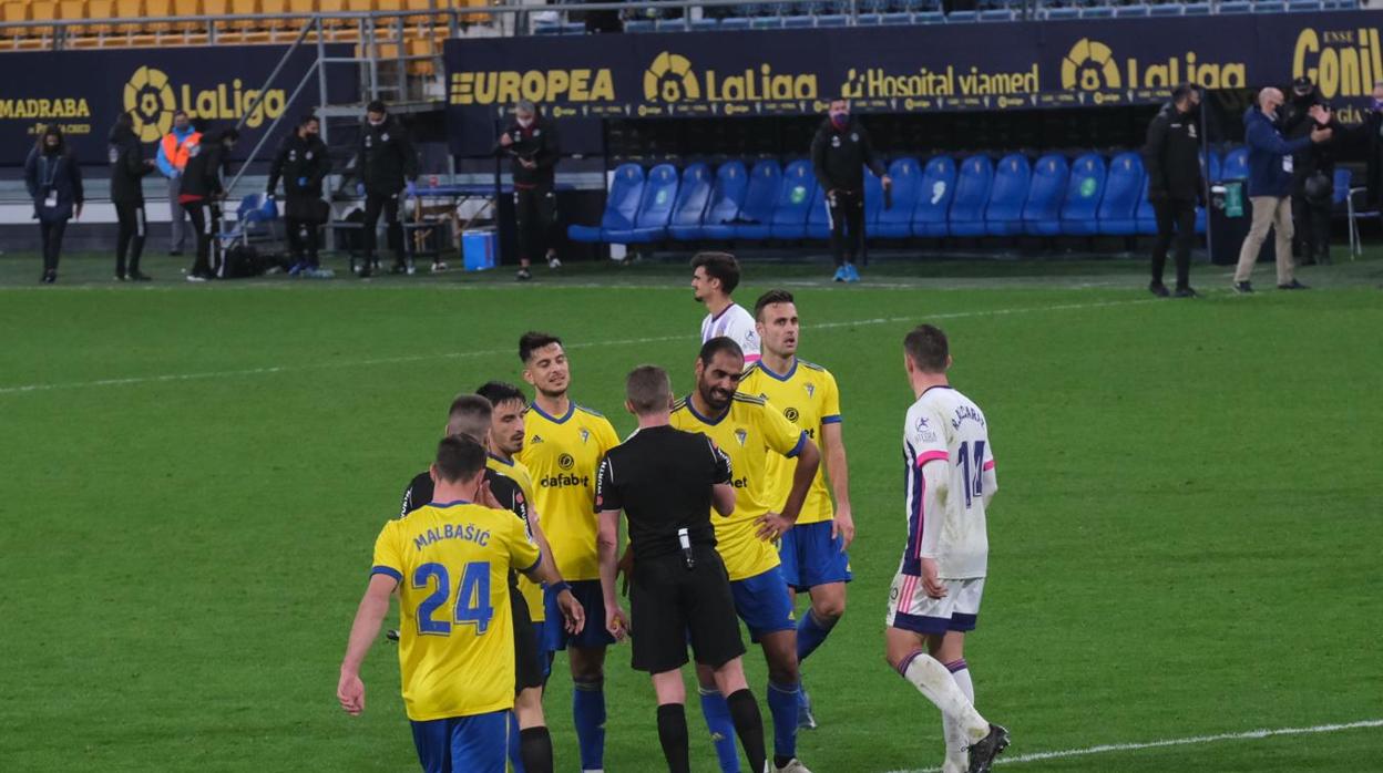 Jugaodres del Cádiz saludan al colegiado