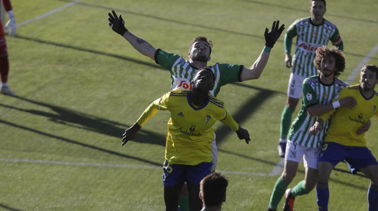 El Cádiz B recibió al Atlético Sanluqueño en un encuentro aplazado.