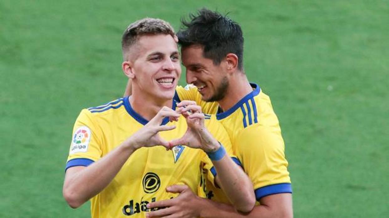 Alejo celebra un gol con el Cádiz