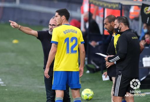 Yann Bodiger recibe las instrucciones de su entrenador Álvaro Cervera.