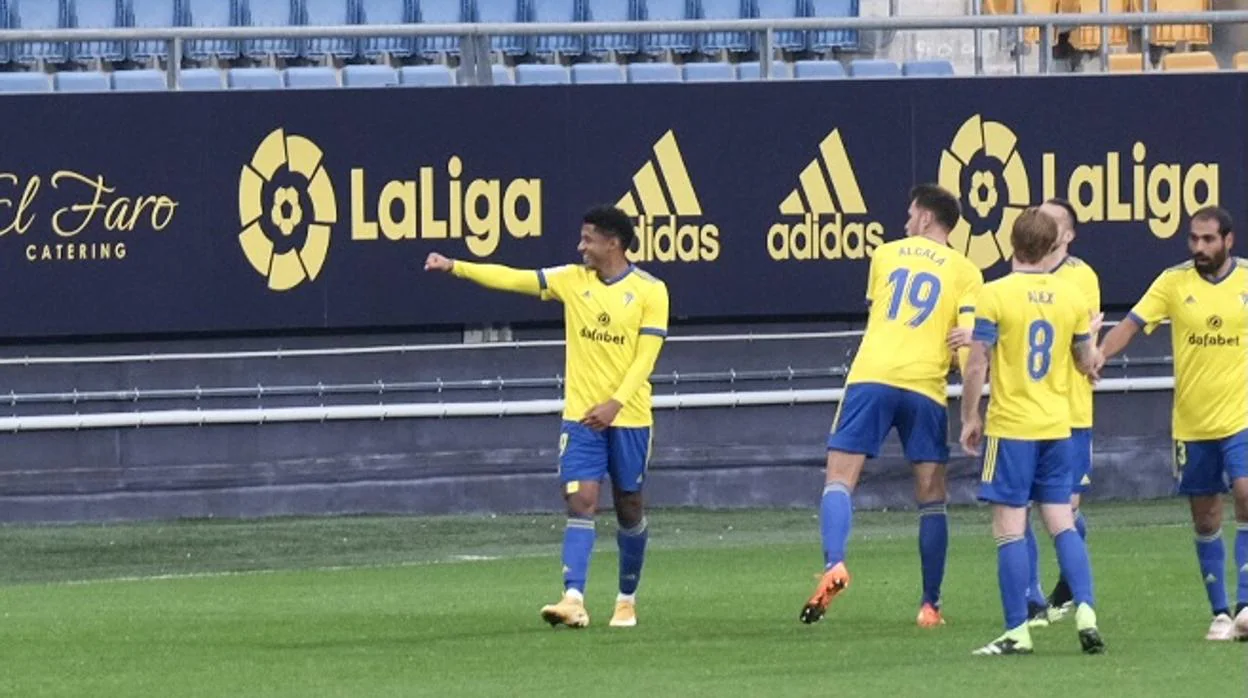 Choco Lozano celebra el gol con sus compañeros.