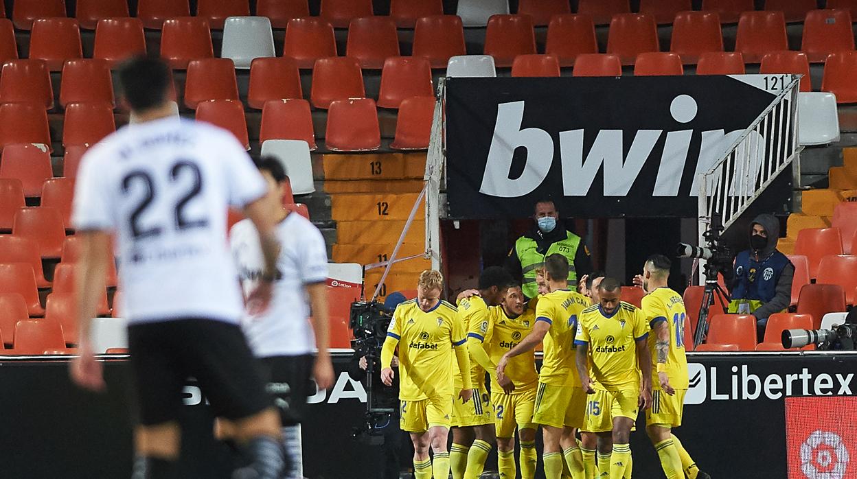 Los jugadores del Cádiz en Mestalla.